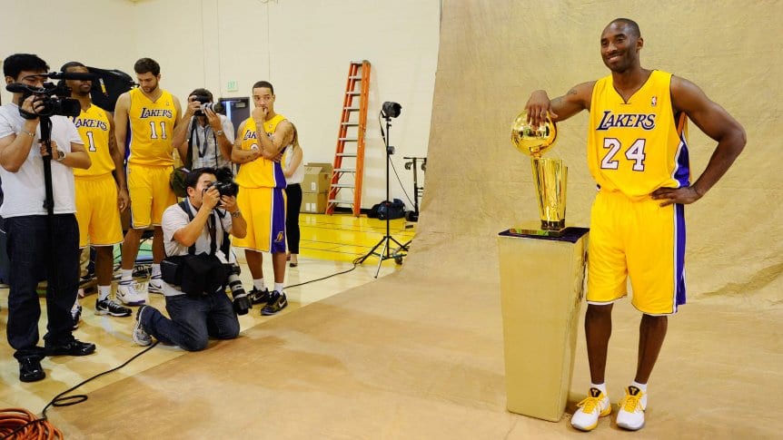 Kobe con un trofeo